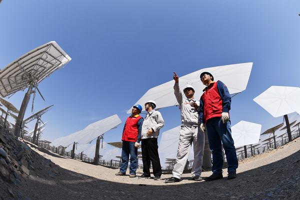 2021年5月15日，國網哈密供電公司黨員服務隊淖毛湖供電所員工在哈密熔巖塔式光熱電站上門服務。攝影：石懷<span class=