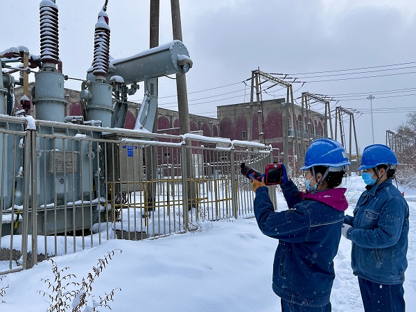 2月16日，國網烏魯木齊供電公司城北變電運檢中心員工臧其賢、楊莉在新疆眾和股份有限公司進行紅外測溫。 (楊莉)2.jpg