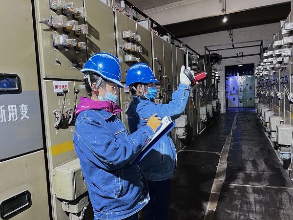 2月16日，國網烏魯木齊供電公司城北變電運檢中心員工臧其賢、楊莉在新疆眾和股份有限公司進行紅外測溫。（楊莉）3.jpg